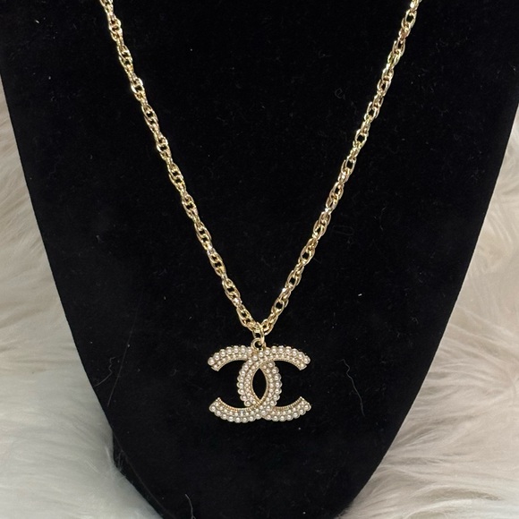 CC Stamped Zipper pull on unbranded beautiful gold chain - Picture 1 of 3